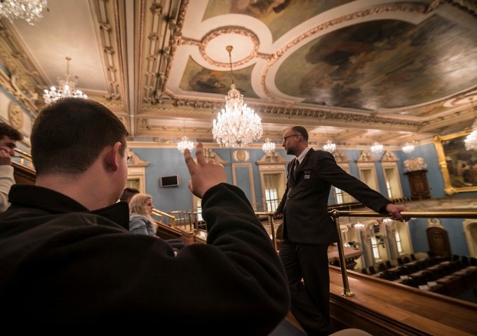 Image of students in Quebec's Frontenac with tour guide.